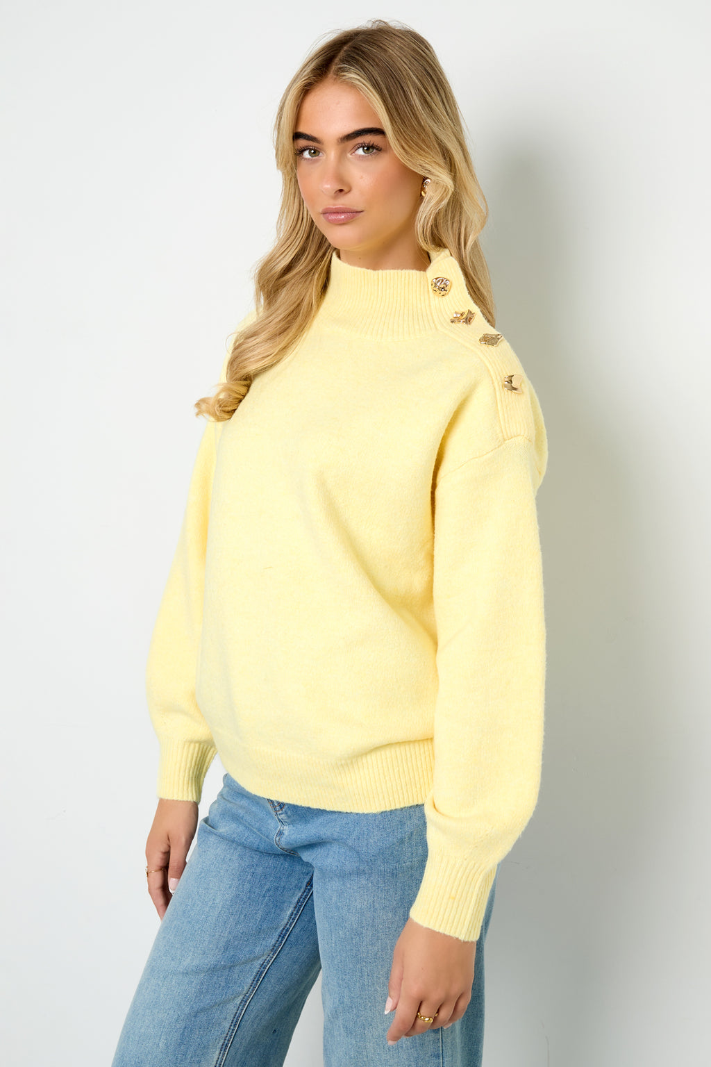Sweater with buttons on the shoulder